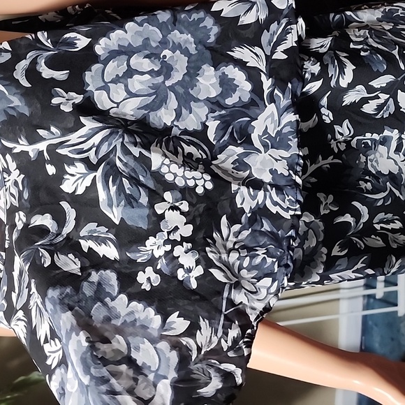 The Magic Of Stevie & Lindsay Black Floral Dress - Picture 6 of 9